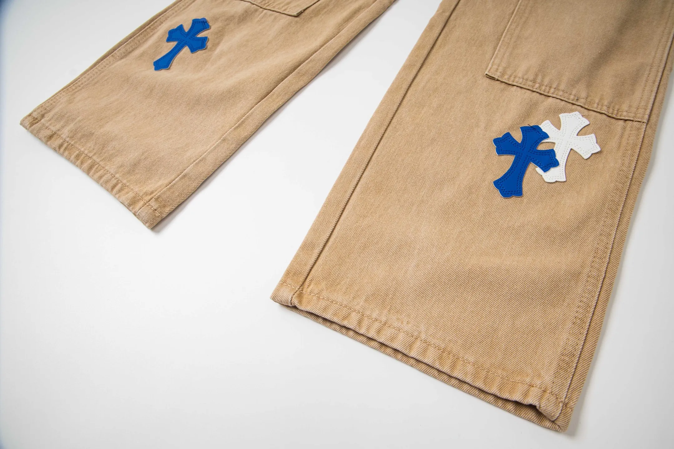 P280 Chrome Hearts khaki denim and white and blue multi-leather popular couple jeans are a hot trend this season and are sought after by countless celebrities and fashionistas. The neat details of the cutting process add color to the playful fashion! The neat and meticulous design, and the well-fitting structure is unique. The upper body not only has outstanding recognition, but also looks younger and younger. A style with the ultimate wearing meaning and performance, gorgeous color matching, and the craftsmanship of this style is also extremely extraordinary. After the finished product is washed, it is disassembled and hand-made with sheepskin cross leather and then spliced ​​together to complete. The whole piece has too many craftsmanship to describe. It is decorated with patchwork cross flowers and high-waisted washed jeans! ! Absolutely high-end luxury product, a god-level single product, a super popular product, made with top heavy industry, a must-see magic weapon that can't be missed. Style number: 1827# Size: 30 32 34 36 Color: Khaki